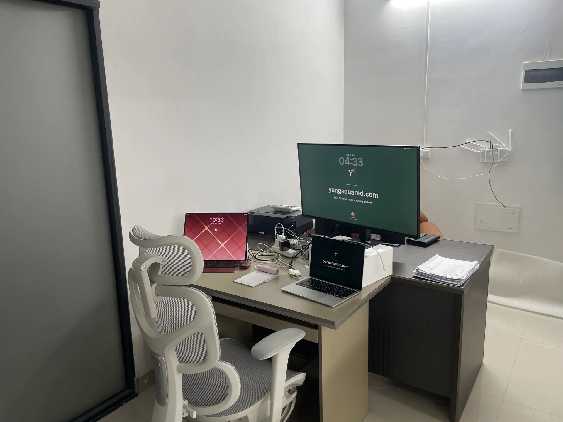 Desk and office equipment on the second floor of the Yulin B10-20 office